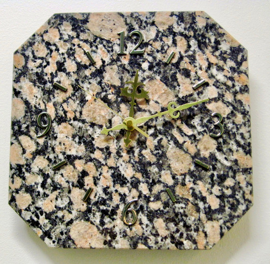 Seinäkello graniitti punamusta 25x25cm, kulmat viistetty 342a 