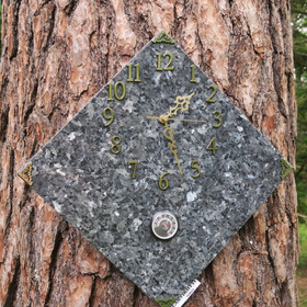 Seinäkello larvikiitti 30x30cm lämpömittarilla kulmittain 312-1