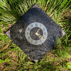 Seinäkello Spektroliitti 30x30cm numerorengas kulmittain nro54-3