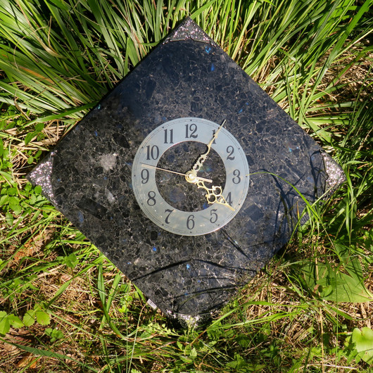 Seinäkello Spektroliitti 30x30cm numerorengas kulmittain nro54-3