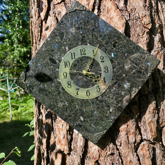 Seinäkello Spektroliitti 30x30cm numerorengas kulmittain nro54-3