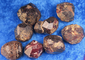 Almandiini granaatti raaka kide 5-10g 