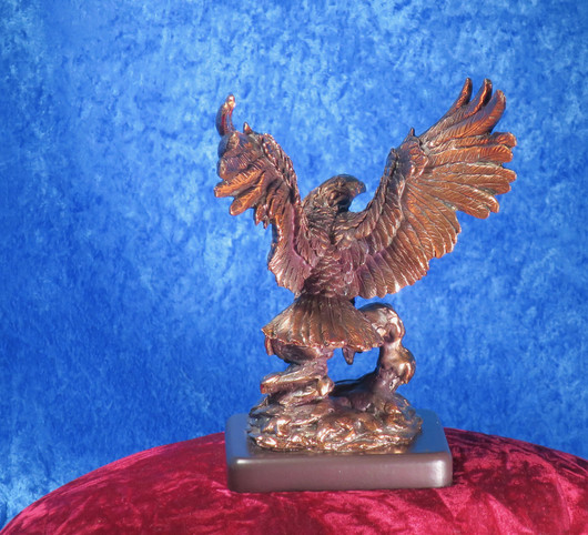 Patsas kotka, korkeus 21cm, katse oikealle