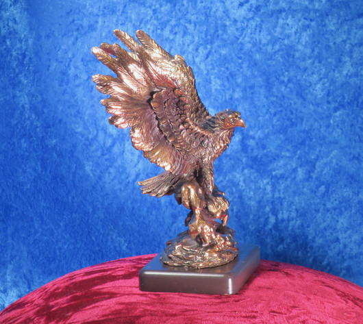 Patsas kotka, korkeus 21cm, katse oikealle