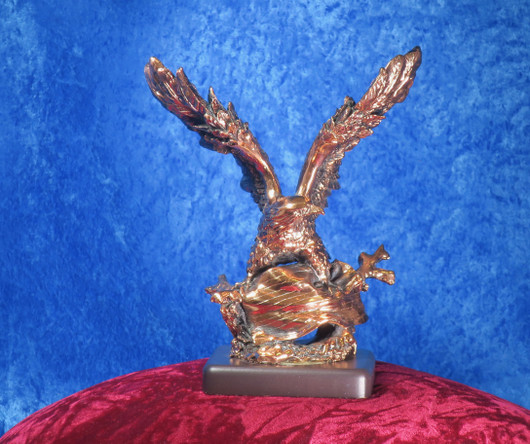 Patsas kotka, kuparipinnoitettu, korkeus 21cm, katse vasemmalla