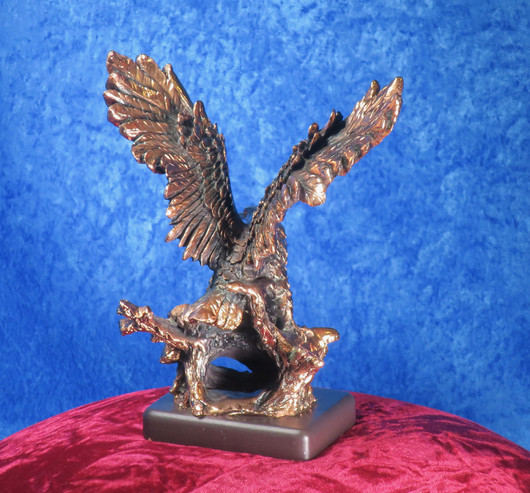 Patsas kotka, kuparipinnoitettu, korkeus 21cm, katse vasemmalla