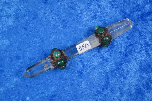 Chakrahoitosauva sydänchakralle malakiitti ja vuorikide. Valitse