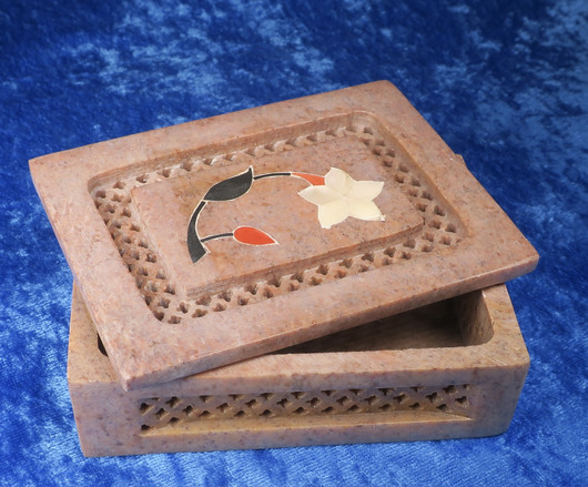 Kivirasia agalmatoliitti, koristeellinen, kannella