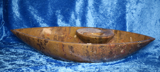 Fossiiliastia iso goniatiittimalja veneen mallinen