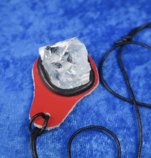 Riipus selestiini enkelikivi iso kide. Punainen nahkakoru.