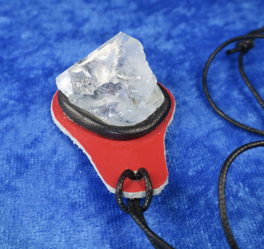 Riipus selestiini enkelikivi iso kide. Punainen nahkakoru.