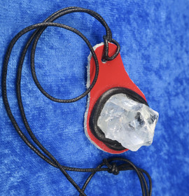 Riipus selestiini enkelikivi iso kide. Punainen nahkakoru.