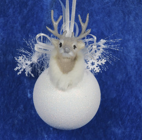 Joulukoriste Poron pää ja lumipallo