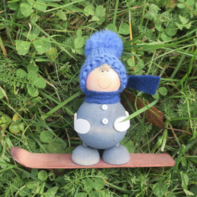 Suomi-poika ja lumilauta, puuta, sinivalkoinen Sirkka-tonttu 8cm