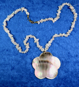 Helmet opaali sipsihelmet 42cm jossa iso simpukkariipus