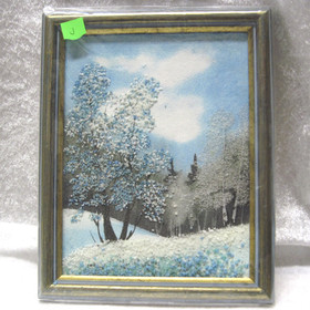 Kivimurskataulu talvinen metsä kuurassa J