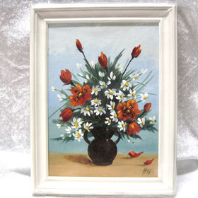 Taulu punaiset ja valkoiset kukat maljakossa B