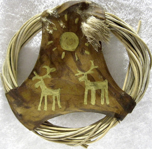 Unisieppari 2 poroa ja aurinko, rottinkia ja poron nahkaa, 16cm