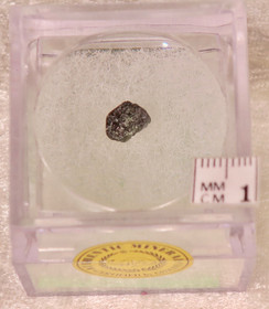 Aleksandriitti raaka jalokivi, suurentavassa rasiassa. Harvinainen!