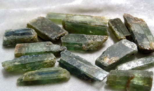 Kyaniitti vihreä raaka kide 10-15g Brasilia