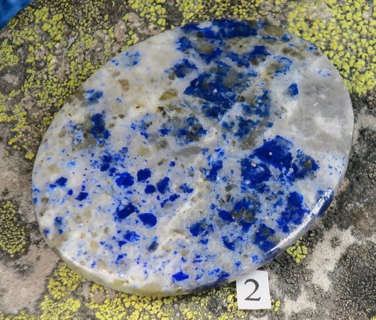 Lapis latsuli kookas hiottu taskukivi  tai kapussi 