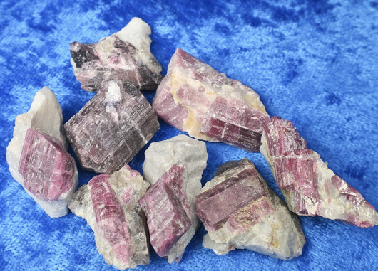 Rubelliitti pinkki turmaliini 5-10g pegmatiitissa. Suomi Hi68