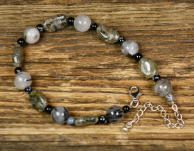 Rannekoru rutiilikvartsi 8mm ja rumpuhiottu, 4mm lumihiutaleobsidiaani