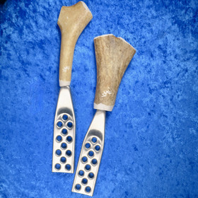 Suomustinrauta kaiverrettu poronsarvikahva