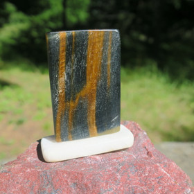 Tiikerinsilmä 25x39x4mm marmorialustalla