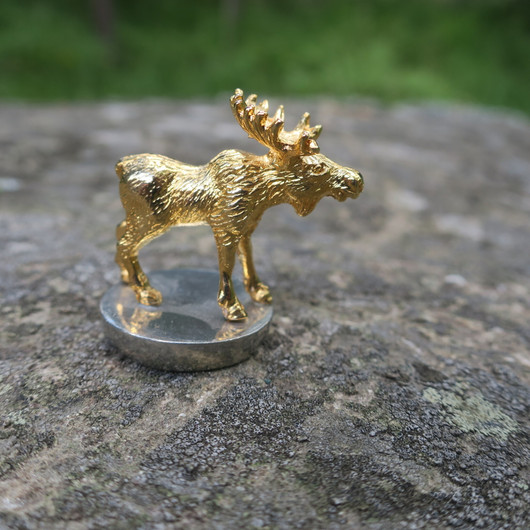 Hirvi 3,5cm kullattua tinaa, kiinni 23mm alustassa