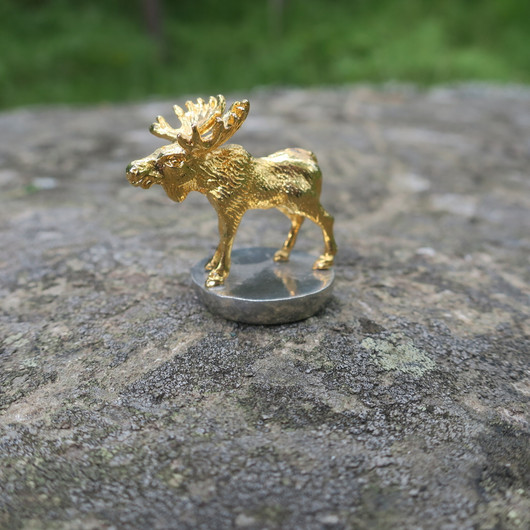 Hirvi 3,5cm kullattua tinaa, kiinni 23mm alustassa