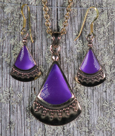 Pronssikorusetti kolmio  violetti riipus ja korvakorut