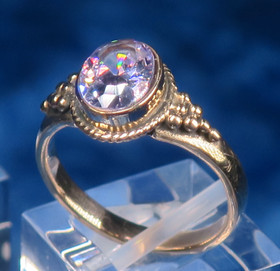 Pronssisormus vaalea ametistin värinen zirkoni. Valitse koko valikosta