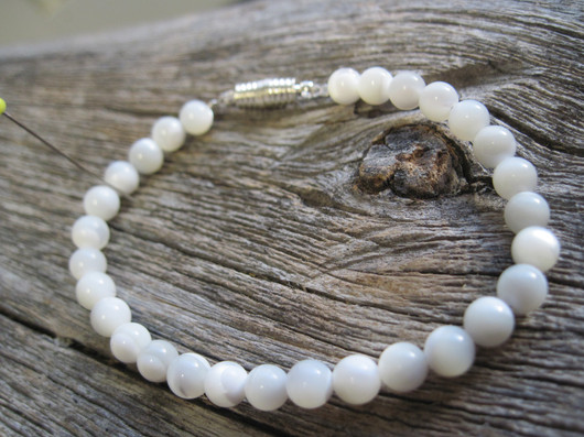 Rannekoru helmiäinen 6mm luonnollinen natural