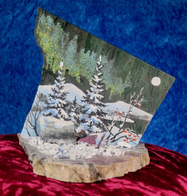 Pöytäkoriste kivimurskalla dolomiittille tunturimaisemassa revontulet