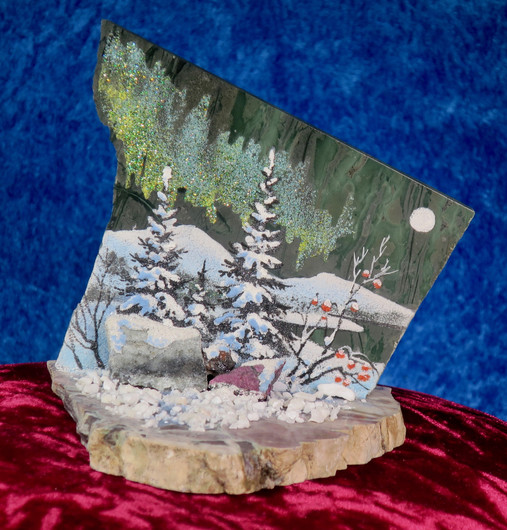 Pöytäkoriste kivimurskalla dolomiittille tunturimaisemassa revontulet