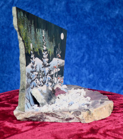 Pöytäkoriste kivimurskalla dolomiittille tunturimaisemassa revontulet