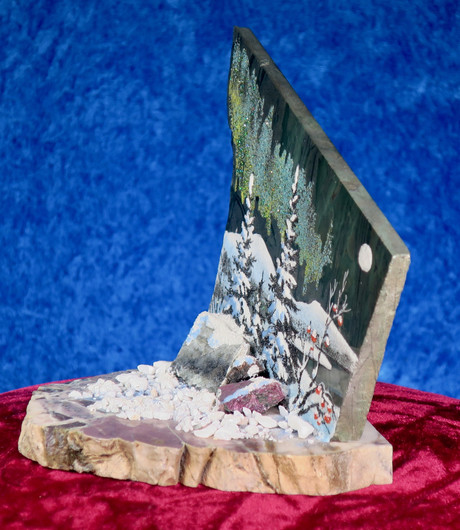 Pöytäkoriste kivimurskalla dolomiittille tunturimaisemassa revontulet