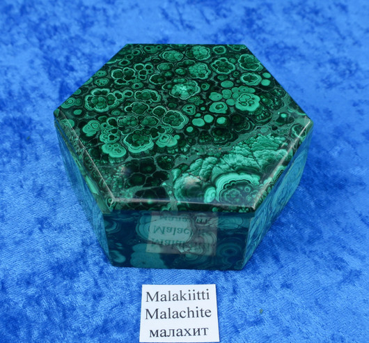 Malakiittirasia 6-kulmainen 9cm, korkeus 4cm 2.laatu