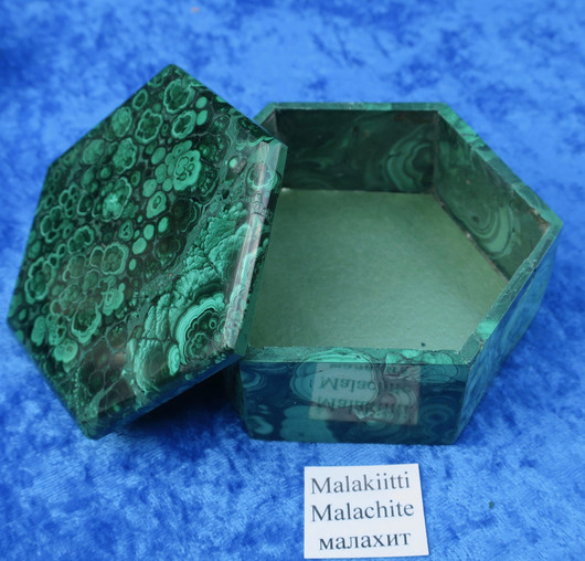 Malakiittirasia 6-kulmainen 9cm, korkeus 4cm 2.laatu