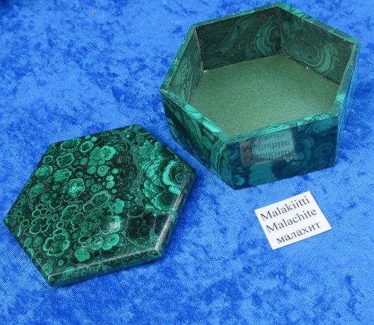 Malakiittirasia 6-kulmainen 9cm, korkeus 4cm 2.laatu