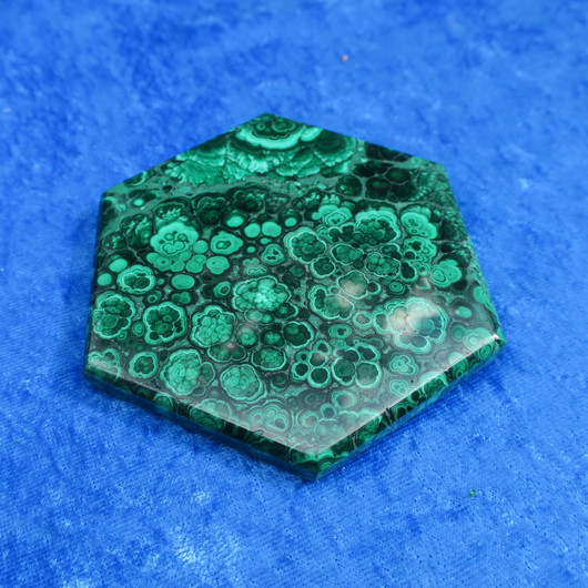 Malakiittirasia 6-kulmainen 9cm, korkeus 4cm 2.laatu
