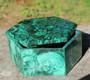 Malakiittirasia 6-kulmainen 9cm, korkeus 4cm 2.laatu