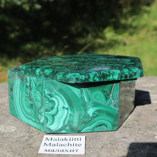 Malakiittirasia 6-kulmainen 9cm, korkeus 4cm 2.laatu