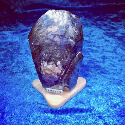 Ametistikide alustalla, vettä sisällä 278g  90mm