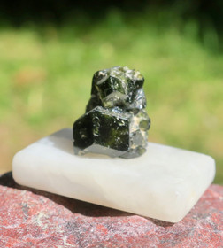 Granaatti vihreä kidesykerö 13mm, 17x21mm marmorialustalla