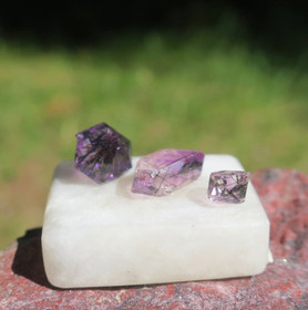 Rutiiliametisti 3 pientä 5-11mm hiottua kidettä alustalla, ERIKOISUUS