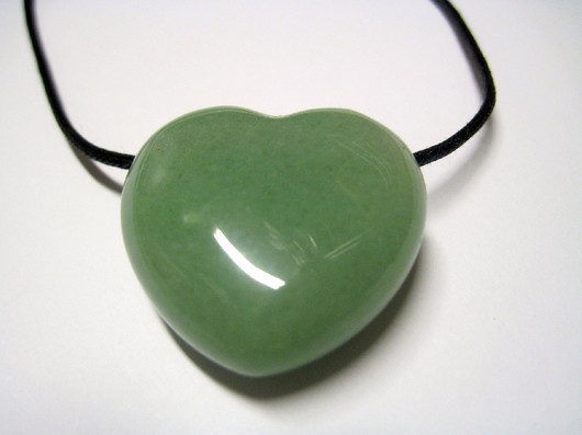 Kaulakoru aventuriinisydän vihreä 3x3cm porattu riipus 