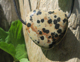 Kaulakoru dalmatianjaspissydän 3x3cm porattu riipus 