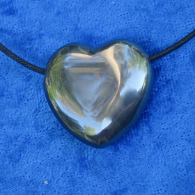 Kaulakoru hematiittisydän porattu 3x3cm riipus 